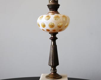 Fenton Opalescent Honeysuckle Coin Dot Lamp Vintage optische glazen lamp op witmarmeren voet