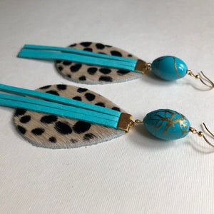 Boucles doreilles en larme léopard avec frange en cuir et pierres et perles vintage Turquoise