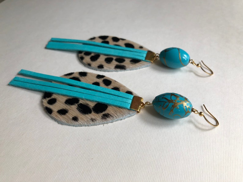 Boucles doreilles en larme léopard avec frange en cuir et pierres et perles vintage Turquoise