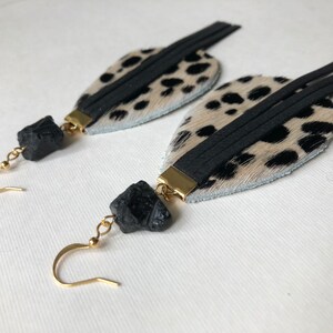 Boucles doreilles en larme léopard avec frange en cuir et pierres et perles vintage Noir