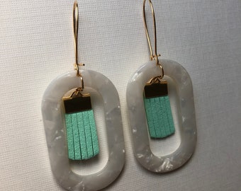 Boucles d’oreilles ovales Statement en acétate léger blanc scintillant w / Aqua Faux Suede Fringe & Gold