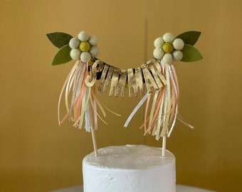 Retro Daisy Cake Topper // Customizable -- You choose the flower color, ribbon colors + message!