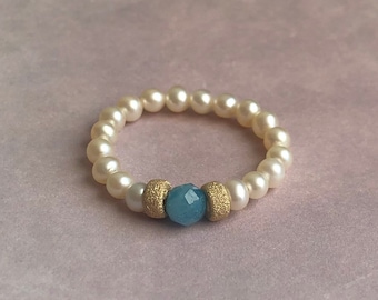 Elastic ring of freshwater pearls with gold-filled beads and an agate bead