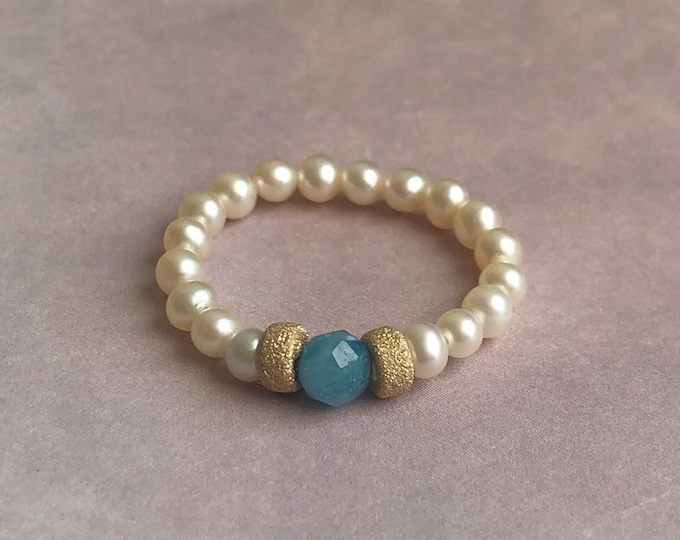 Elastic ring of freshwater pearls with gold-filled beads and an agate bead