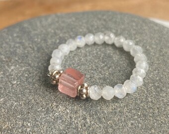 Elastic ring with moonstone and quartz beads