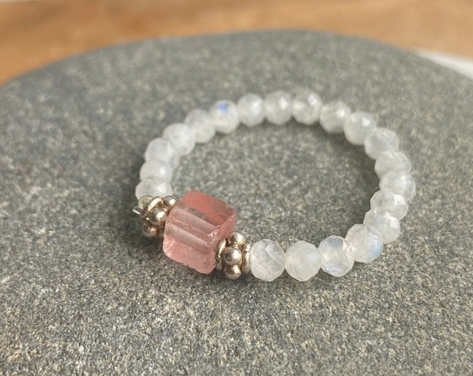 Elastic ring with moonstone and quartz beads