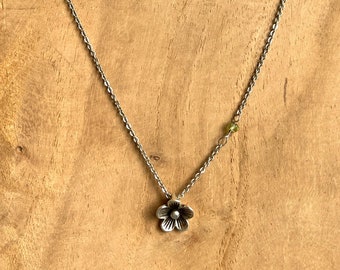 Silver plated necklace with flower charm and peridot bead