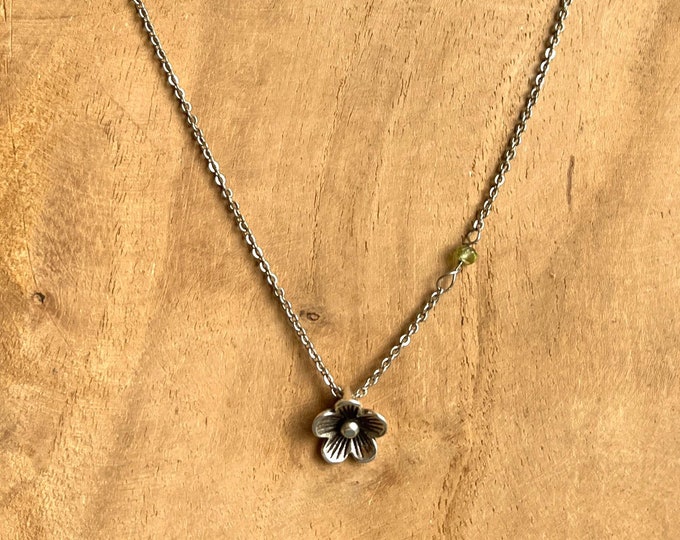 Silver plated necklace with flower charm and peridot bead