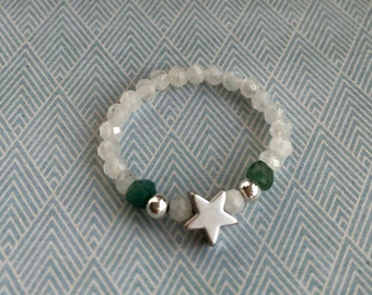 Elastic ring with beads of moonstone, emerald and Sterling silver
