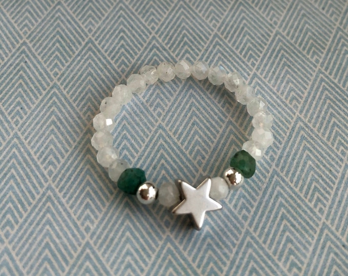 Elastic ring with beads of moonstone, emerald and sterling silver