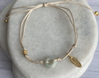 Adjustable bracelet with jade and matte gold plated details