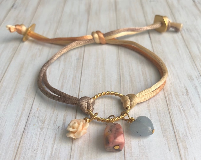 Adjustable bracelet with matte gold-plated details and beads of jasper, agate and coral
