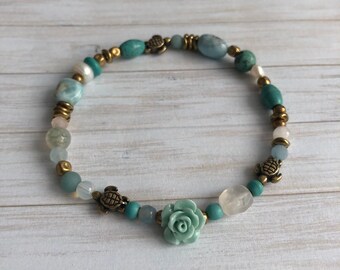 Elastic bracelet with beads of various types of semi-precious stone and bronze details