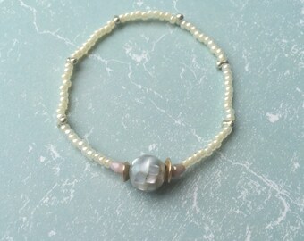 Elastic beaded bracelet with large bead of mother of pearl