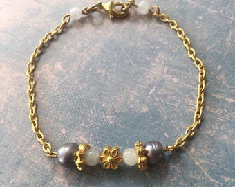 Matte gold plated bracelet with white jade and grey freshwater pearls