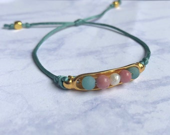 Adjustable bracelet with assorted half-gemstones