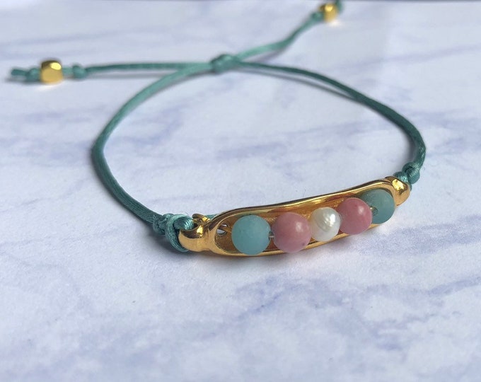 Adjustable bracelet with assorted half-gemstones
