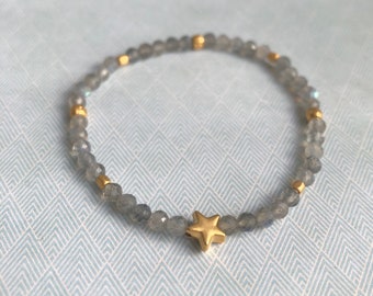 Elastic bracelet with labradorite beads and matte gold-plated details