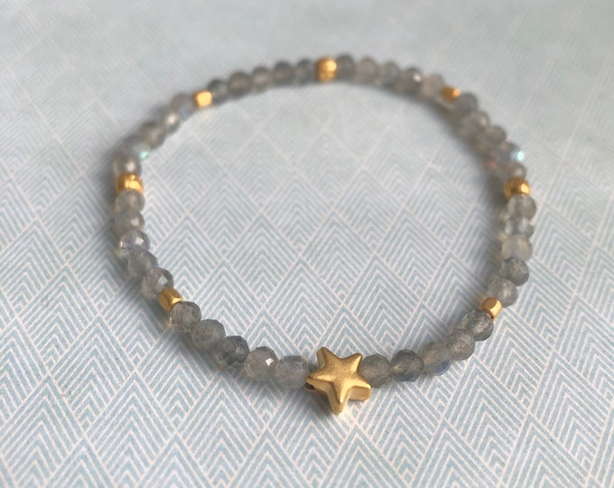 Elastic bracelet with labradorite beads and matte gold-plated details
