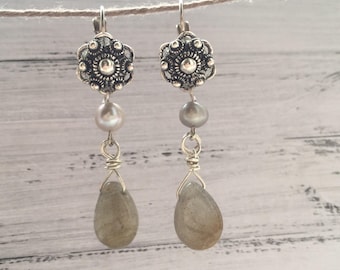 Silver-plated earrings with Zeeland buttons, light grey freshwater pearls and labradorite pendants