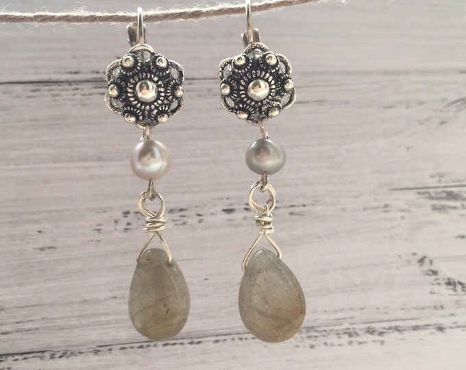 Silver-plated earrings with Zeeland buttons, light grey freshwater pearls and labradorite pendants