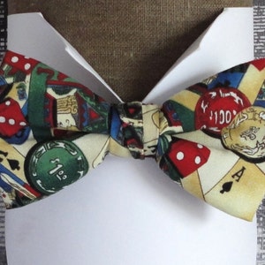 Papillon, carte da gioco su fondo crema, prelegato o da annodare