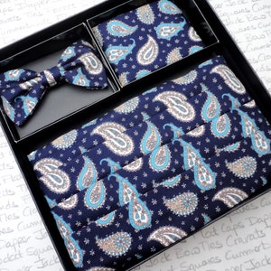 Buikband In Een Paisley-print Op Een Marineblauwe Achtergrond