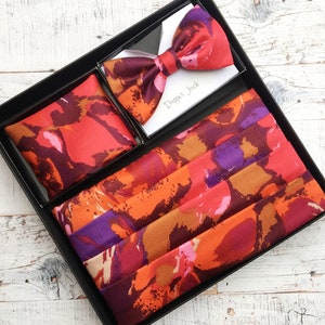 Rode, roze, oranje en paarse tinten komen voor in deze buikbandset. Draag hem op een cruise, op een bal of bruiloft