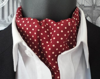 Corbata reversible, color burdeos con lunares marfil en un lado y azul marino con lunares blancos en el reverso.