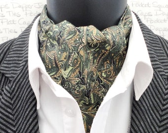 Corbata reversible de cachemira verde con lunares verdes y blancos en el reverso. Corbatas para hombre.