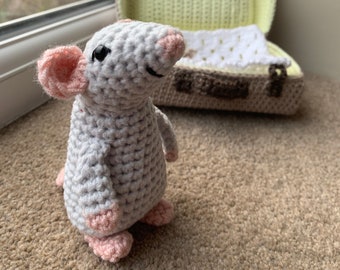 Modèle au crochet Souris dans une valise