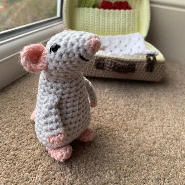 Modèle au crochet Souris dans une valise