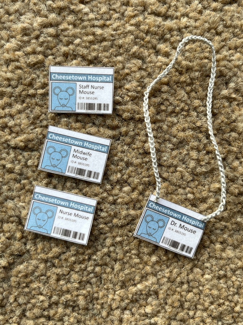 Op de afbeelding: Vier witte ID-badges met blauwe accenten en cartoonmuizen. De badges zijn voor een verpleegkundige, een verloskundige, een verpleegkundige en Dr. Mouse. De badges zijn allemaal van het Cheesetown Hospital en hebben het ID-nummer 3855195. De badges hangen aan een wit touwtje.