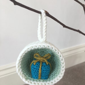 Christmas Bauble Ornaments, Gift & Holly Crochet Pattern image 4