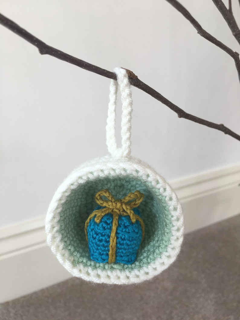 Christmas Bauble Ornaments, Gift & Holly Crochet Pattern image 4