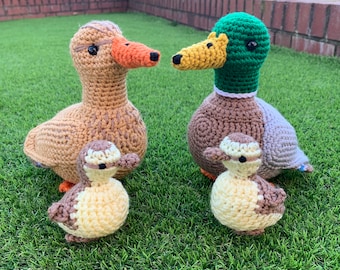 Modello all'uncinetto per la famiglia di anatre germano reale