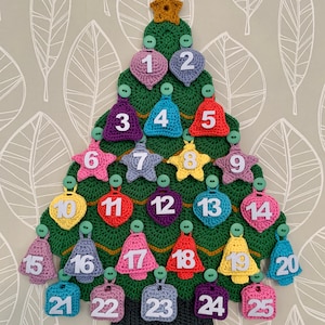 Weihnachtsbaum-Adventskalender Häkelanleitung