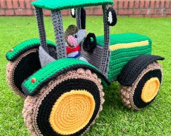 Ratón granjero en un patrón de crochet de tractor