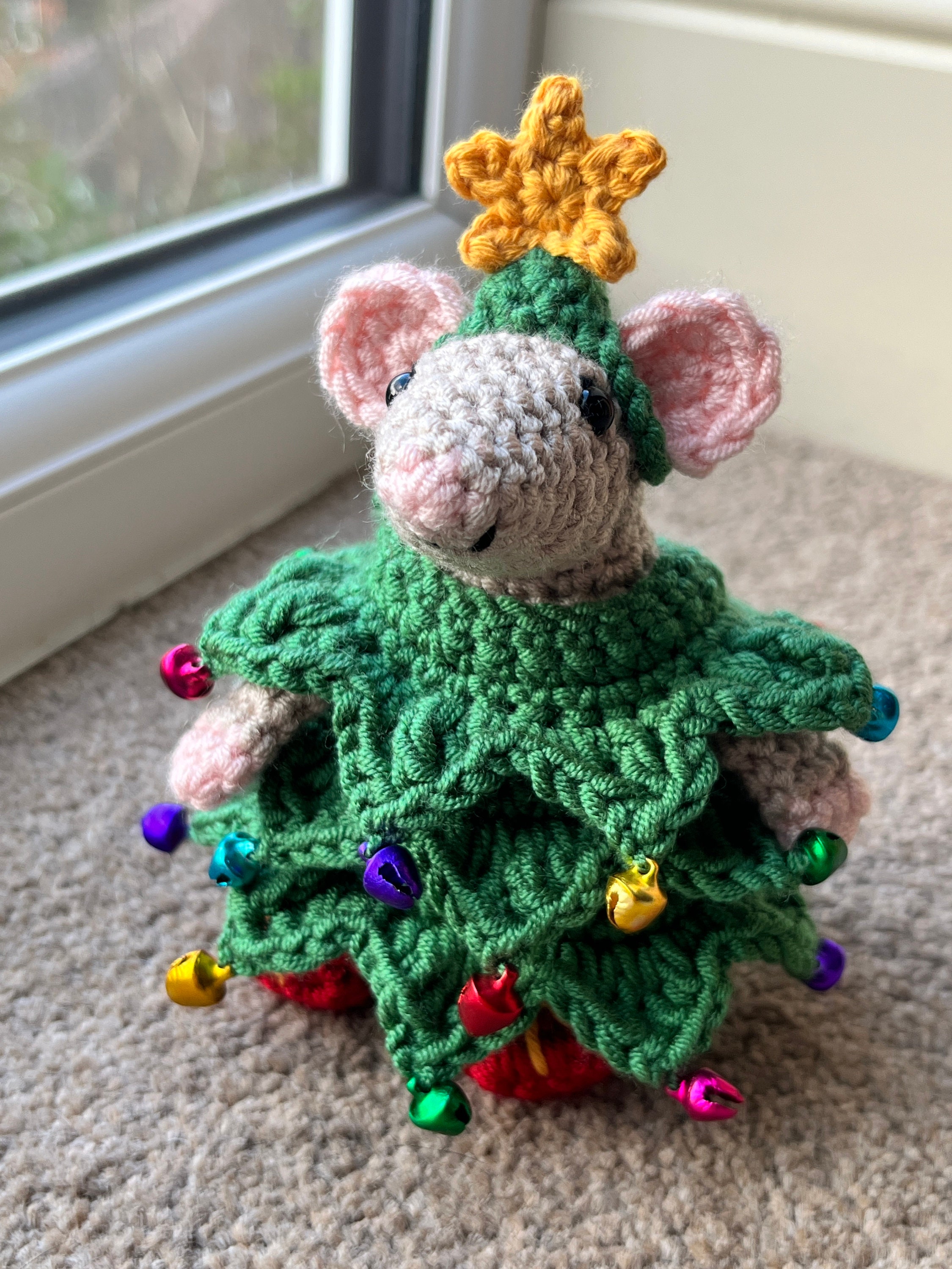 黒いマウスのぬいぐるみ 紫と黄色のボールクリスマス