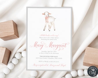 Könnte beinhalten: Eine Babyparty-Einladung mit einer Aquarell-Illustration eines weißen Lamms, das eine rosafarbene Schleife trägt. Die Einladung ist für Mary Margaret und enthält Datum, Uhrzeit und Ort der Party. Außerdem wird darauf hingewiesen, dass Mary Margaret bei Amazon und Target registriert ist.