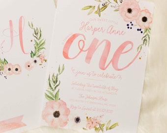 Può includere: Un invito di primo compleanno a tema floreale rosa e bianco per una bambina di nome Harper Anne. L'invito presenta un'illustrazione in stile acquerello di fiori e verde, con il testo "Our Sweet Little Harper Anne" e "One" in un font corsivo rosa. L'invito include anche la data, l'ora e il luogo della festa.