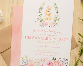 Puede incluir: Una invitación rosa y blanca con una ilustración de acuarela de un conejo en una corona de flores. El texto dice "Some bunny is turning one! Hop on over to Helen's Garden Party to celebrate her special day! Saturday, August 4th 10:00am-12:00pm The Cosbabery House 88 Watkins Glen Lane, Coralville, Iowa 52241 Text RSVP to Kaycee at 555.462.3322"