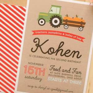Puede incluir: Una invitación marrón con rayas rojas y blancas en el lado izquierdo. La invitación es para una fiesta de cumpleaños para un niño llamado Kohen que cumple dos años. La invitación presenta un tractor de dibujos animados tirando de un vagón lleno de calabazas. El texto de la invitación dice "tractores, calabazas y balas de heno" y "¡Kohen celebra su segundo cumpleaños!" La invitación también incluye la fecha, la hora y el lugar de la fiesta.