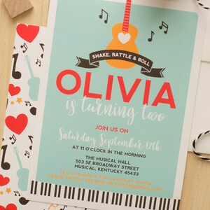 Pode incluir: Um convite azul claro e branco com um tema musical. O convite diz "Olivia está fazendo dois anos" e inclui um gráfico de guitarra. O convite é para uma festa no sábado, 12 de setembro às 11:00 am no The Musical Hall em Musical, Kentucky.
