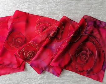 Seidenschal Rote Rosen und Goldakzente Handbemalte Seide Crepe de Chine Schal Rote Rosen Schal Geburtstagsgeschenk für Mama