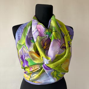 Iris Seide quadratischer Schal auf Bestellung handbemalt lila rosa grün Schal Schöne Blumen Schal Frauen Hochzeit Geburtstagsgeschenk für Mama