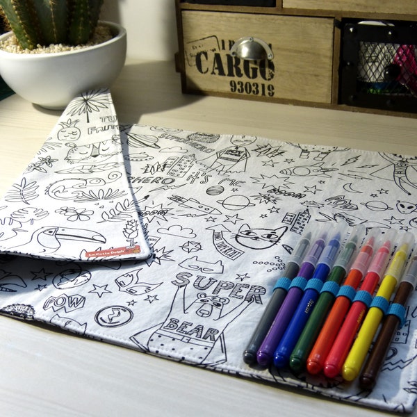 Planche à colorier,Set de table, tissu à colorier, 2 faces, lavable, 8 feutres, écologique, zéro déchet,réutilisable, super héro