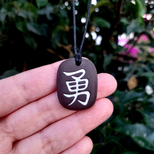 Collier kanji japonais "Brave / Courage", cadeaux japonais, cadeaux de motivation inspirants, cadeau pour hommes femmes hommes pendentif bijoux en céramique