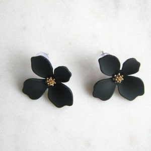 Black flower stud earrings - Bridal earrings, Bridesmaid earrings, Floral jewelry, Wedding earrings