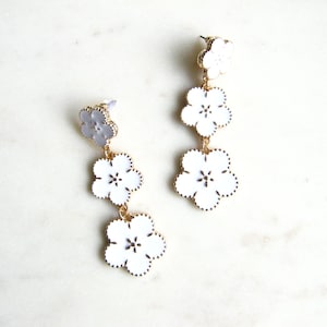 White flower drop earrings  - Statement earrings  - Boho Earrings, Wedding earrings, Bridal earrings, Summer earrings